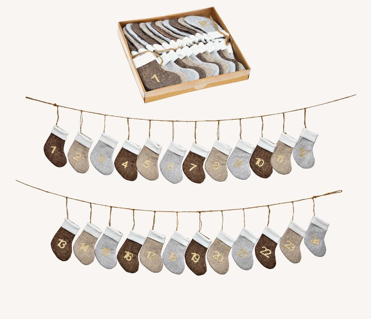 Calendrier guirlande de l’Avent avec chaussettes en tissu brun (220cm)