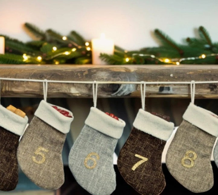 Calendrier guirlande de l’Avent avec chaussettes en tissu brun (220cm)