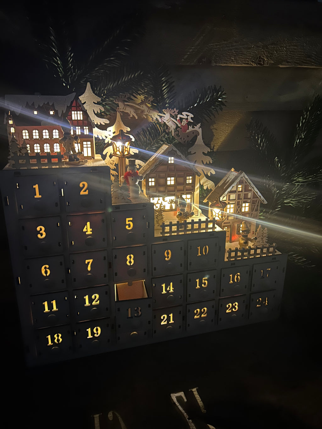 Calendrier de l’Avent lumineux en bois avec LED – Décor d’hiver (38x34x10 cm)