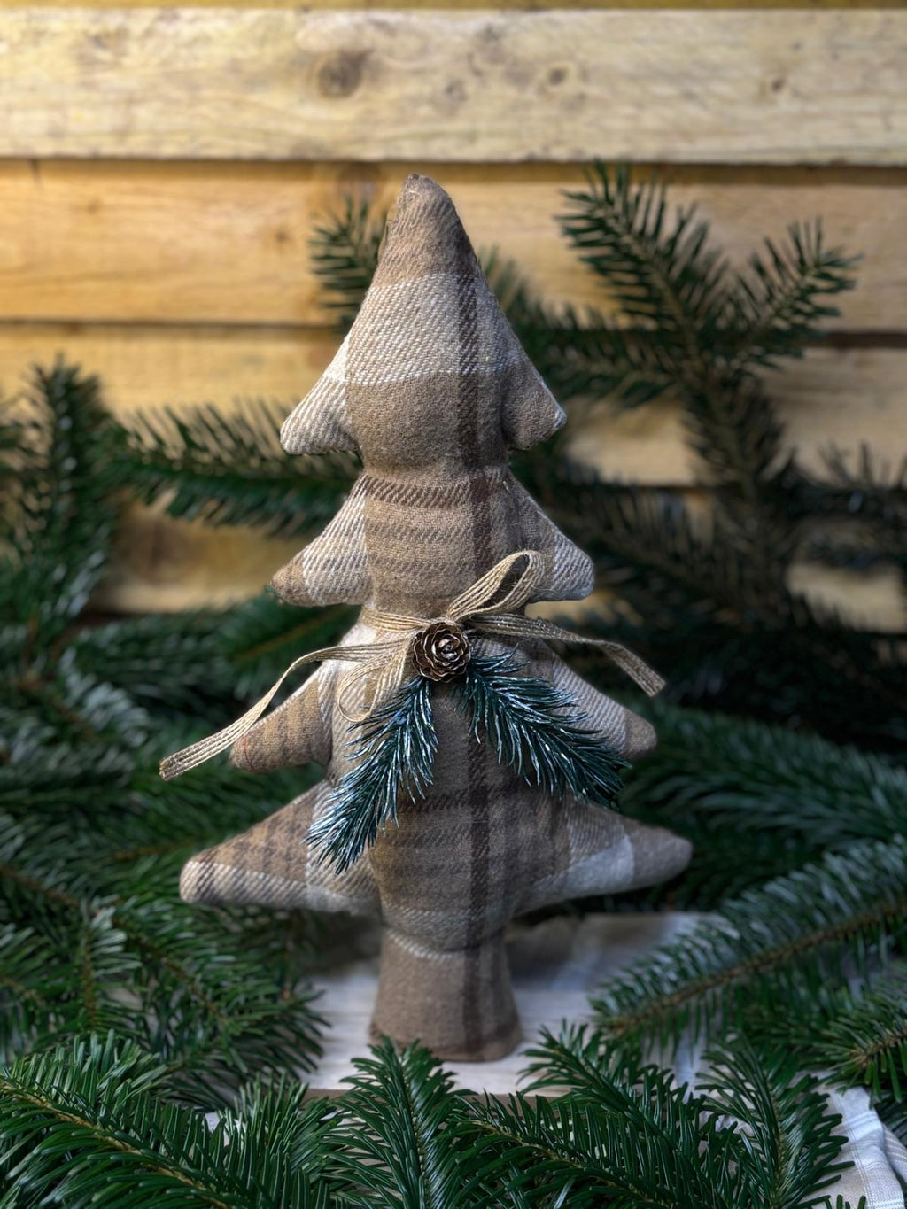 Sapin décoratif en tissu brun à carreaux – Style chalet