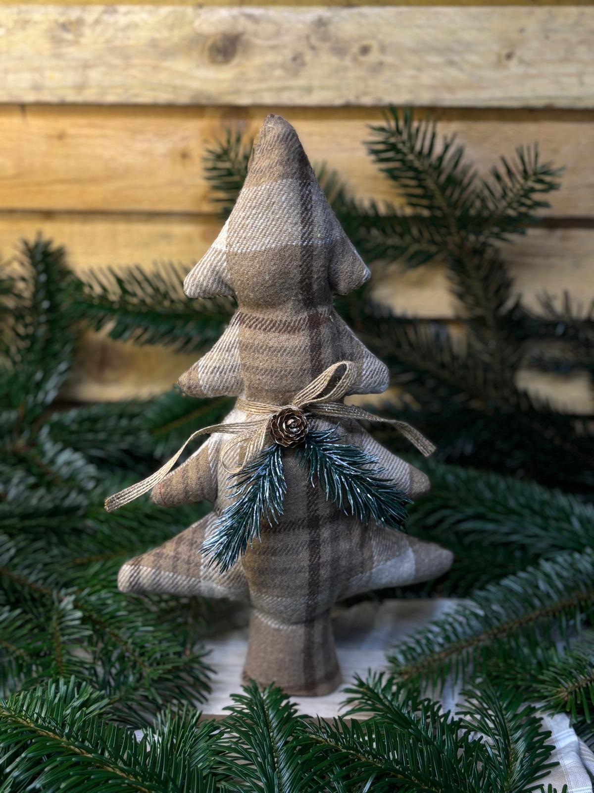 Sapin décoratif en tissu brun à carreaux – Style chalet