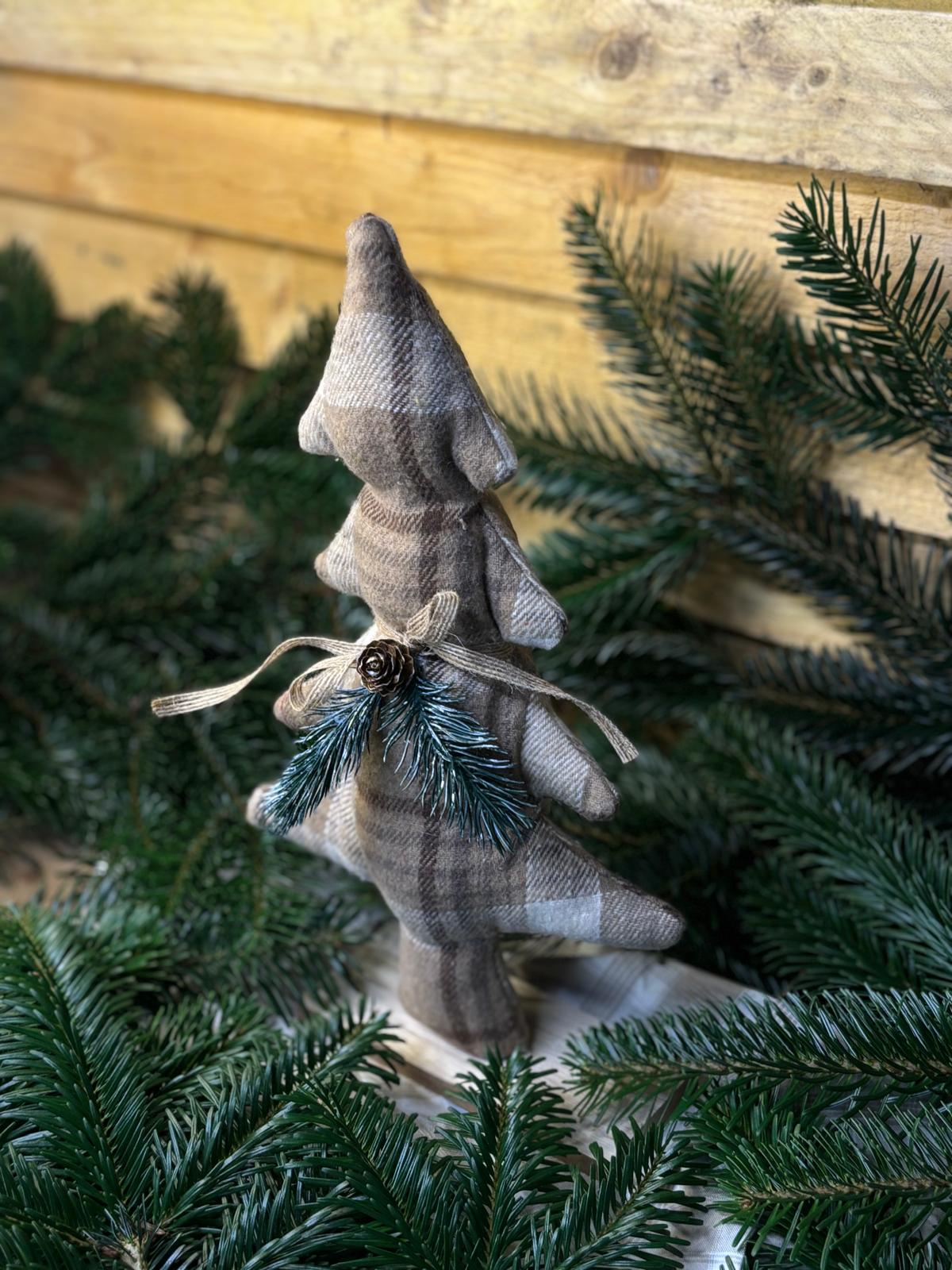 Sapin décoratif en tissu brun à carreaux – Style chalet