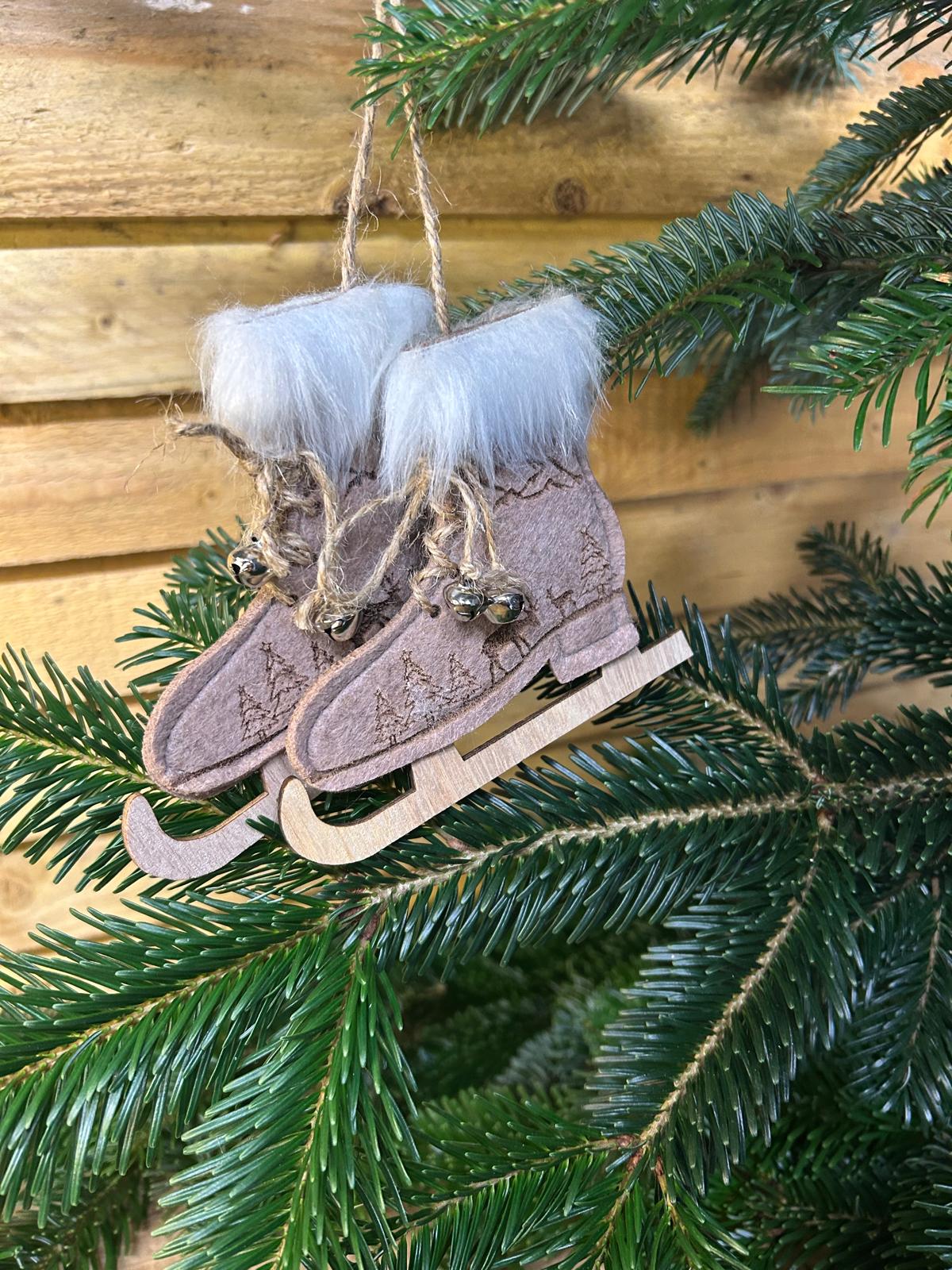 Patins de Noël suspendus en feutrine marron et bois