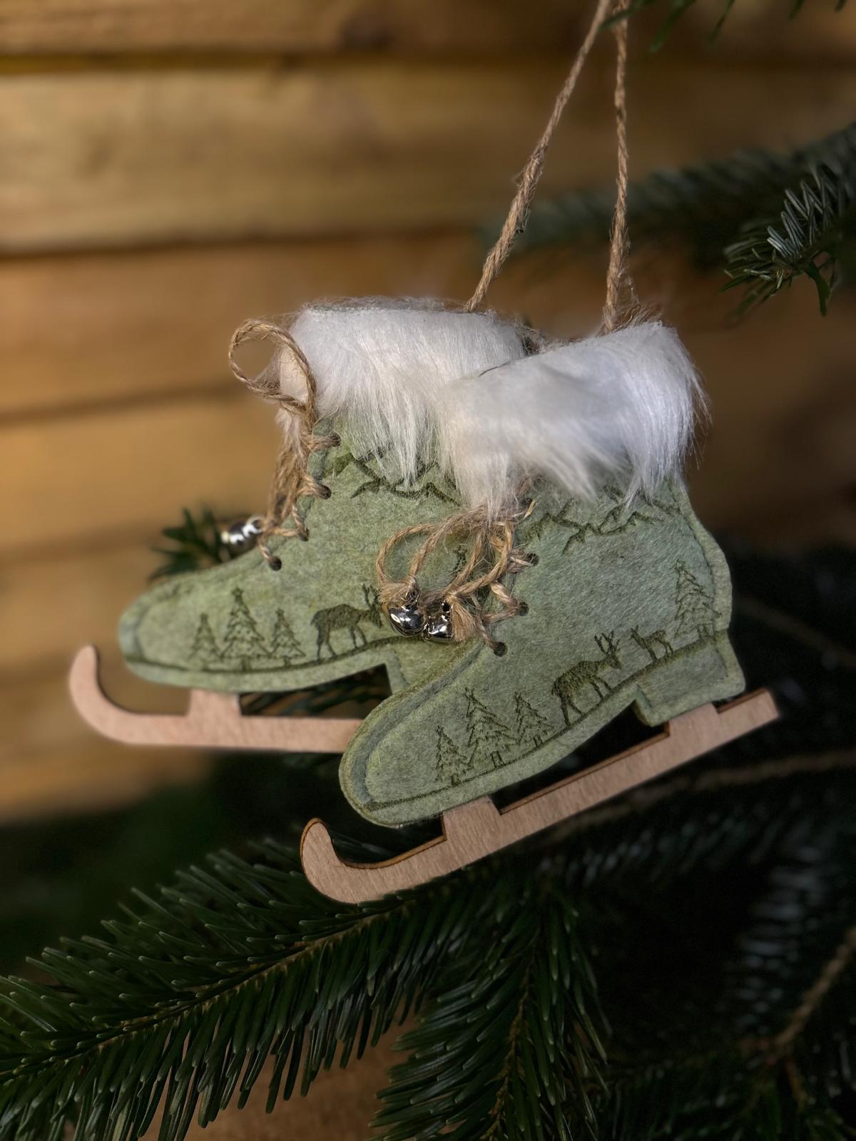 Patins de Noël suspendus en feutrine vert et bois
