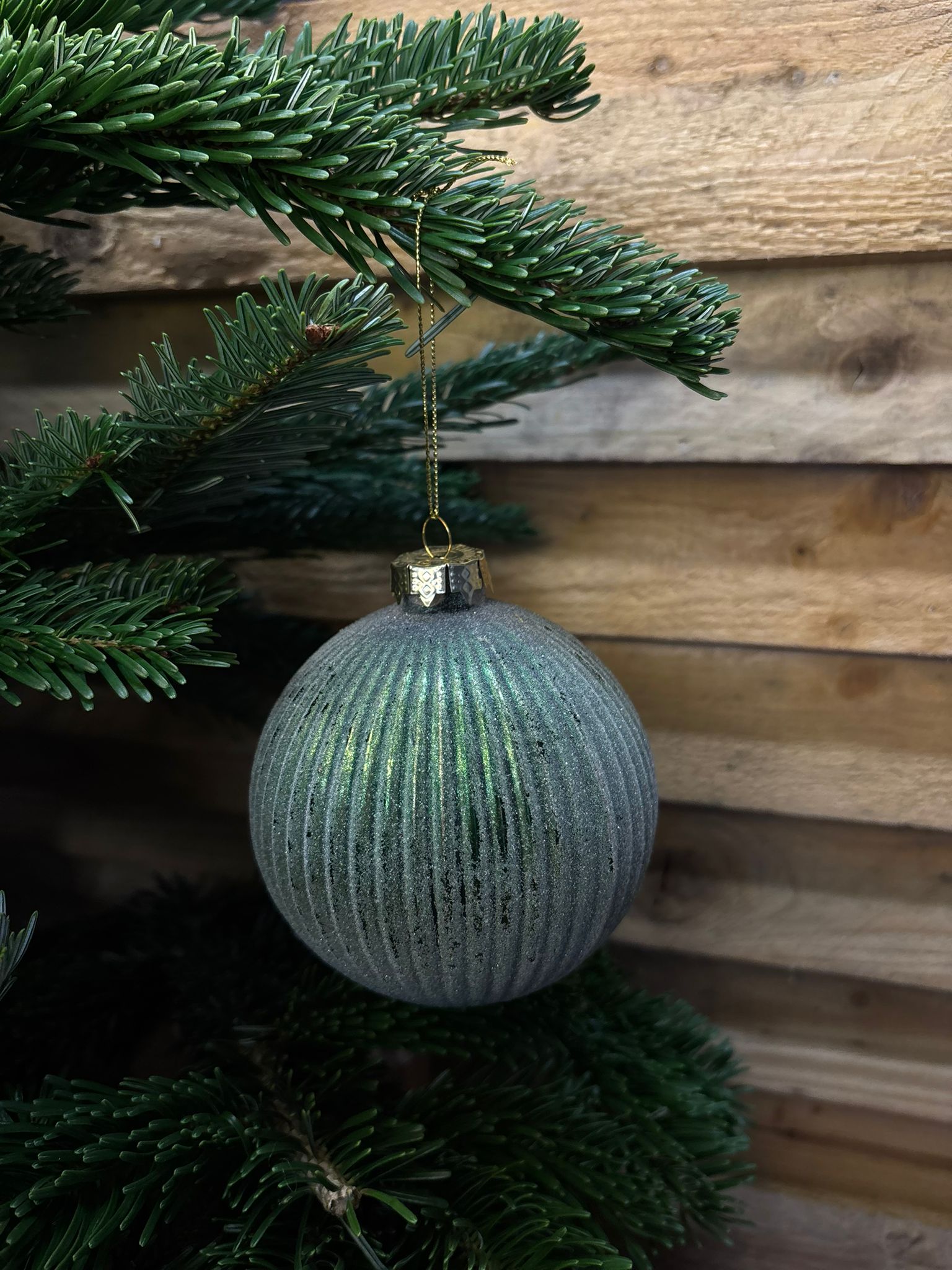 Boule de Noël en verre givré – Vert sapin striée