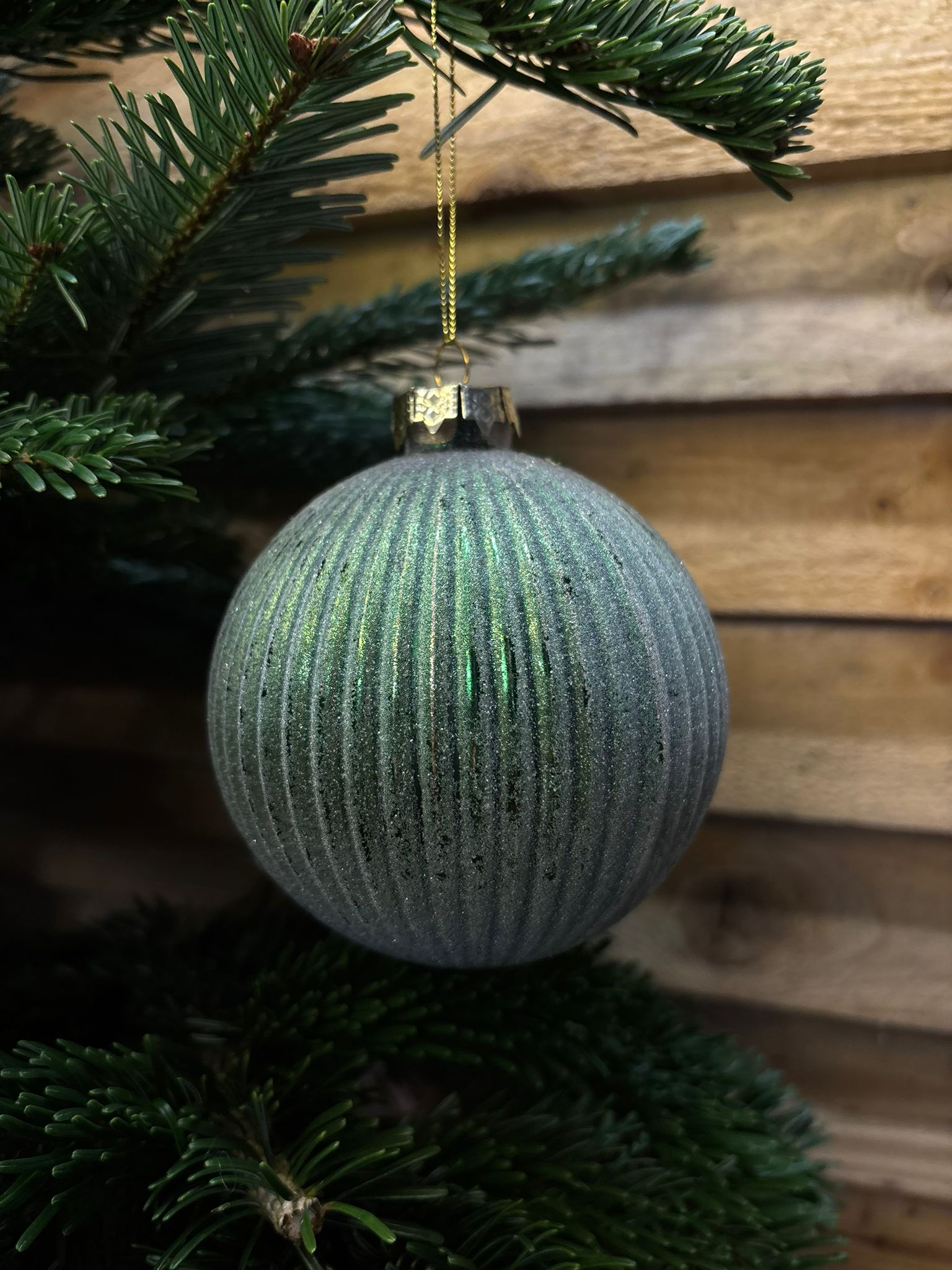 Boule de Noël en verre givré – Vert sapin striée