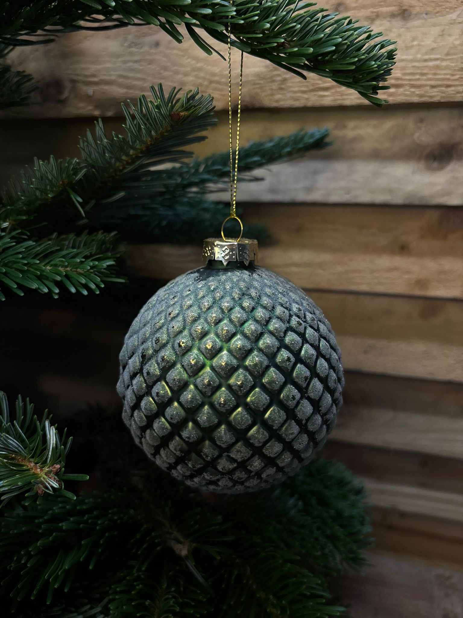 Boule de Noël en verre givré – Vert sapin quadrillée