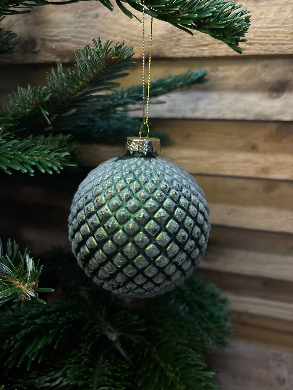 Boule de Noël en verre givré – Vert sapin quadrillée