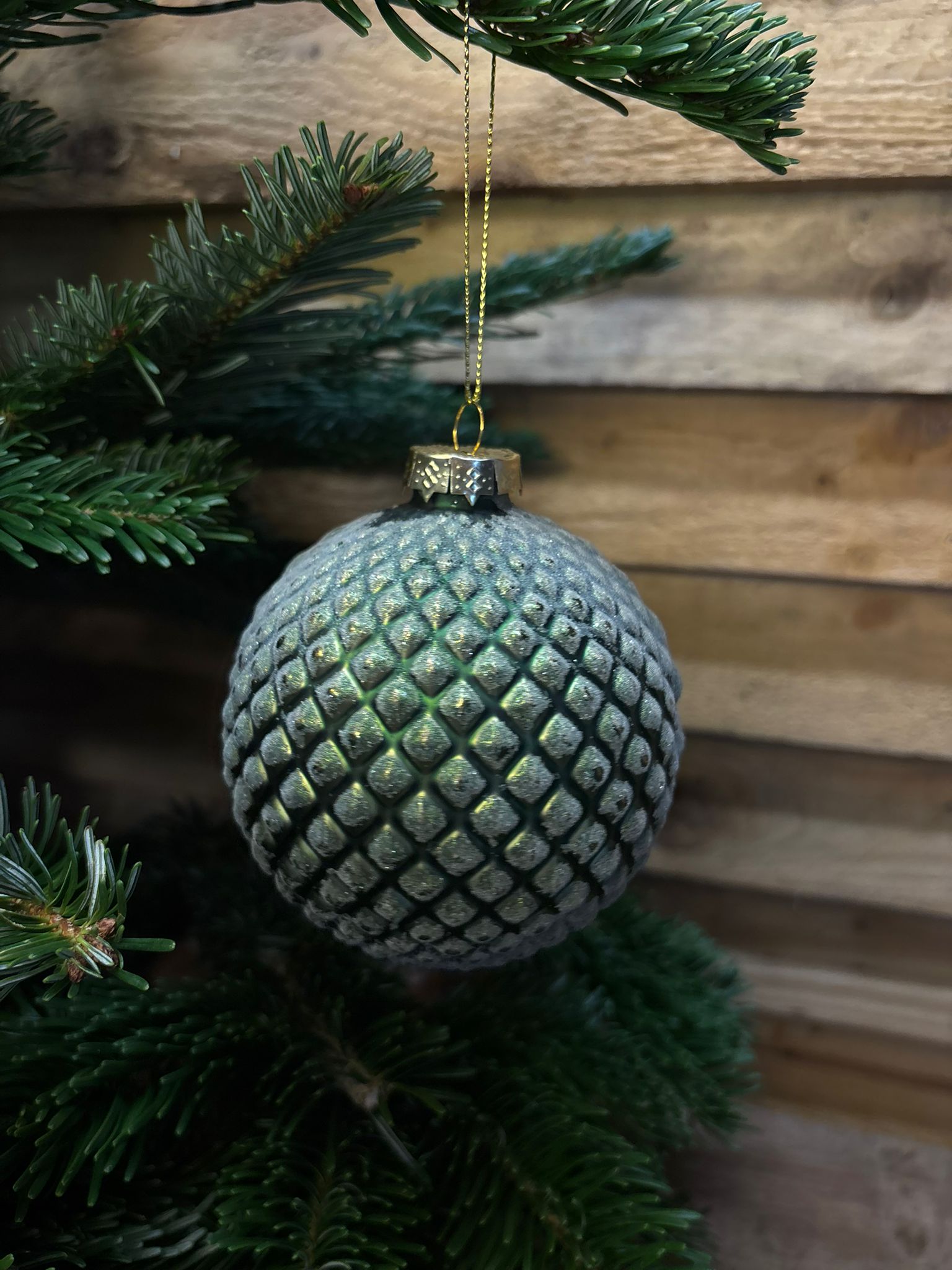 Boule de Noël en verre givré – Vert sapin quadrillée
