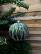 Boule de Noël en verre givré – Vert sapin motif ondulation
