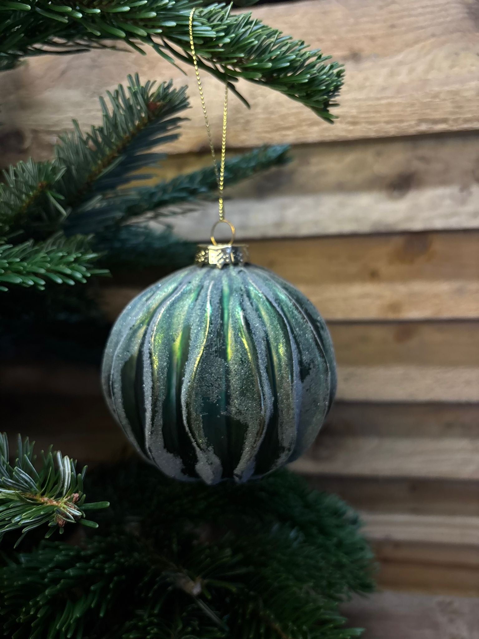 Boule de Noël en verre givré – Vert sapin motif ondulation