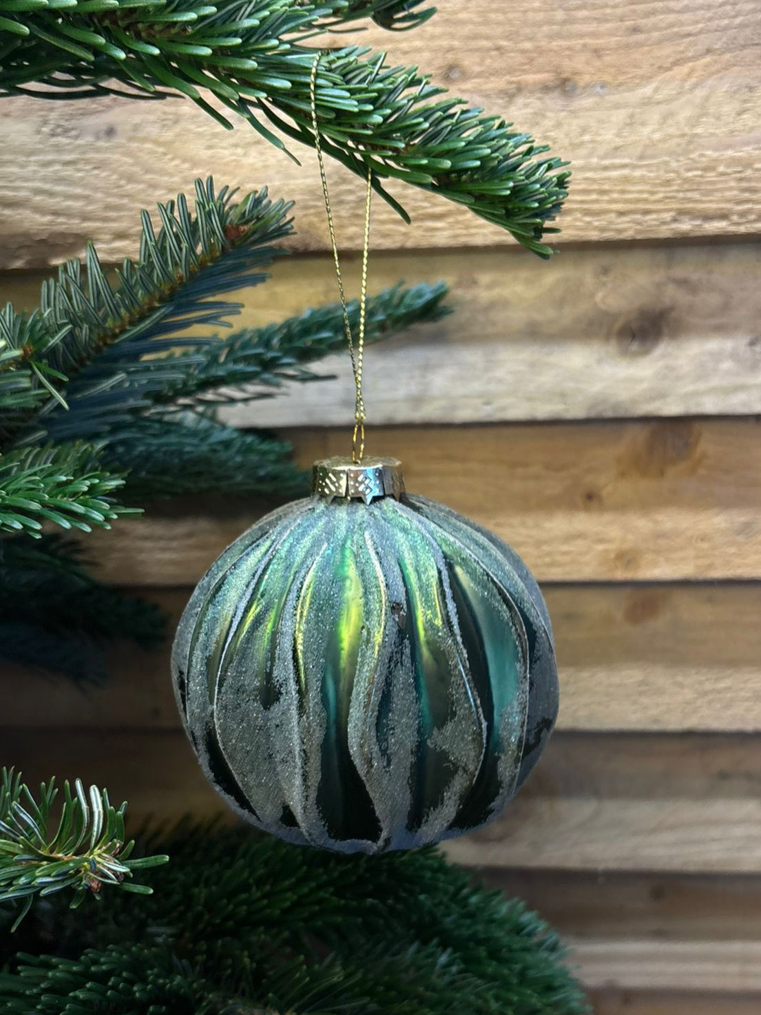 Boule de Noël en verre givré – Vert sapin motif ondulation
