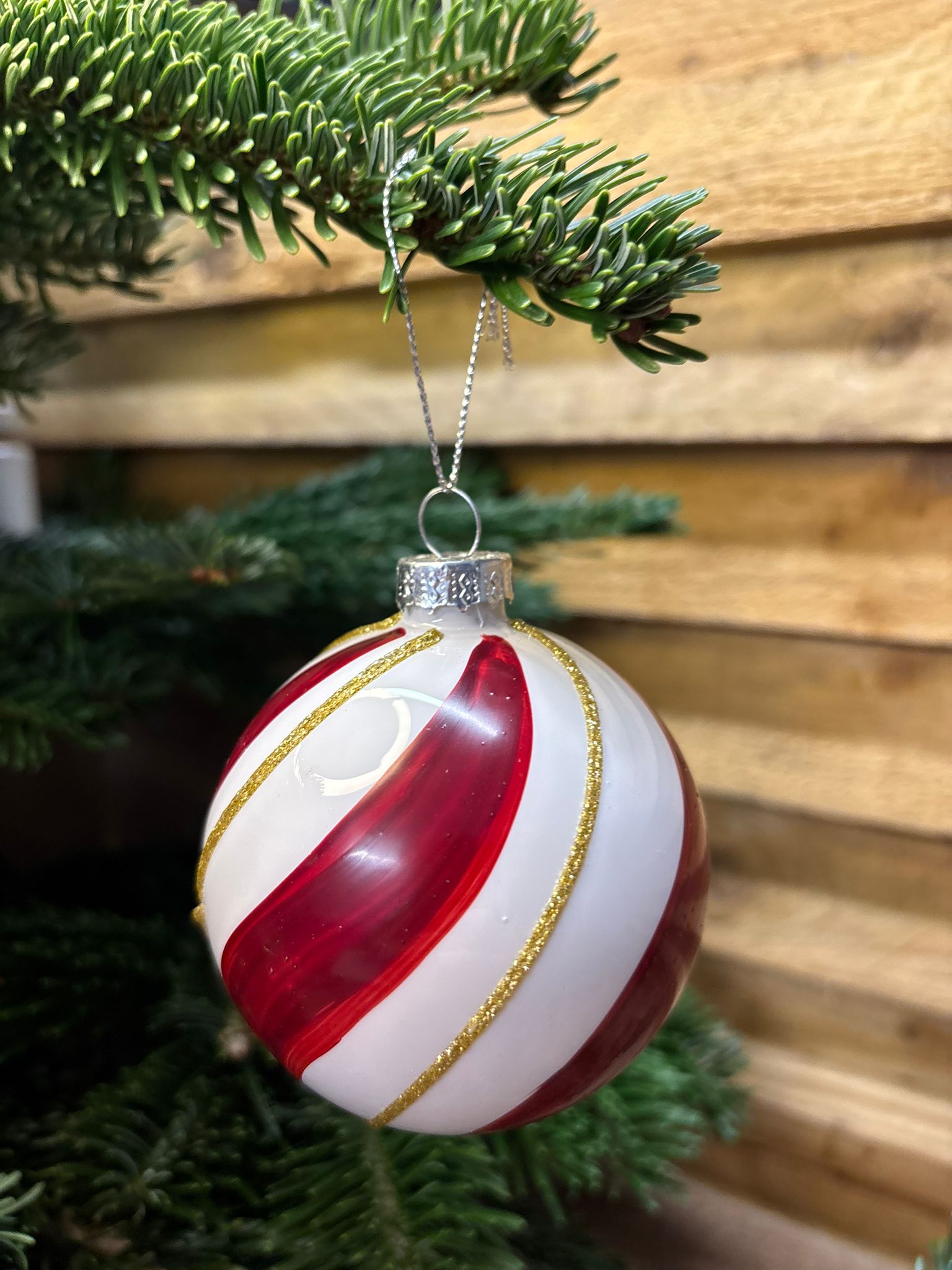 Boule de Noël en verre rouge avec spirales