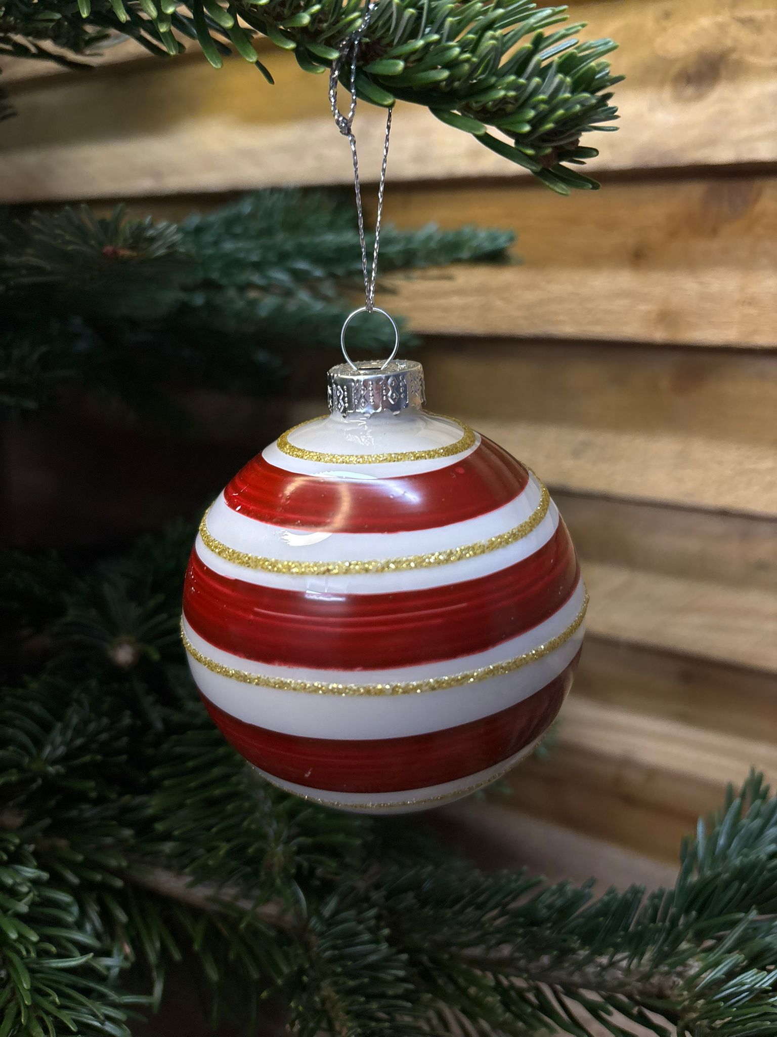 Boule de Noël en verre rouge avec rayures