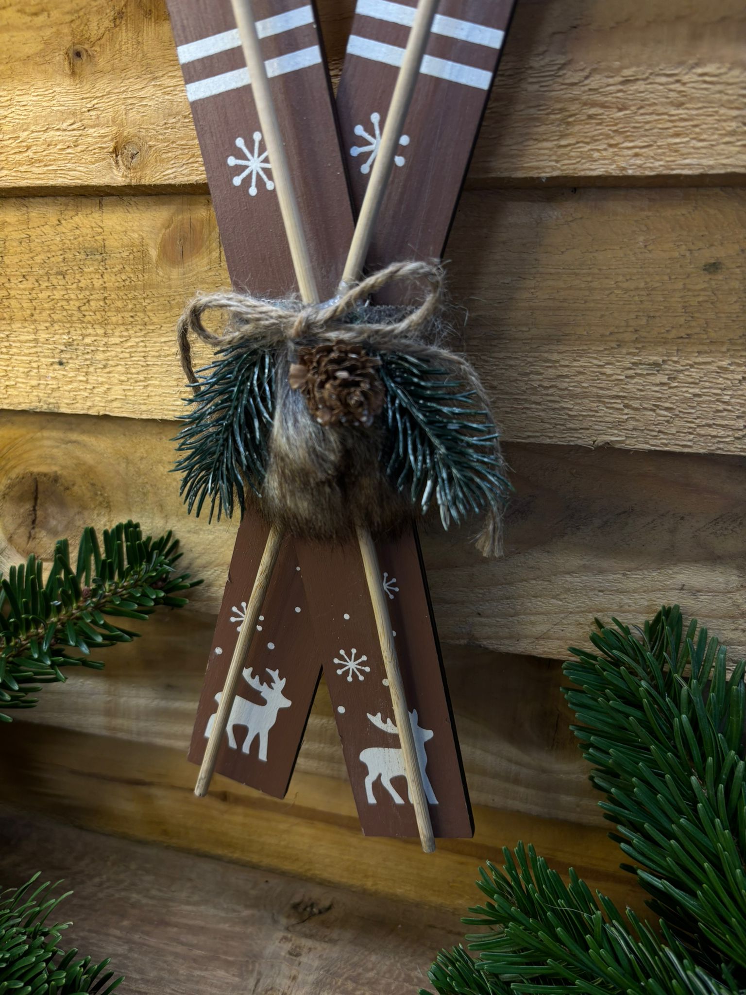 Skis de Noël en bois foncé à suspendre