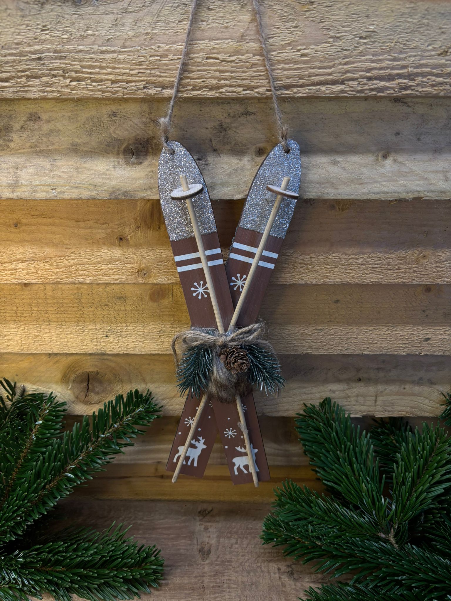 Skis de Noël en bois foncé à suspendre