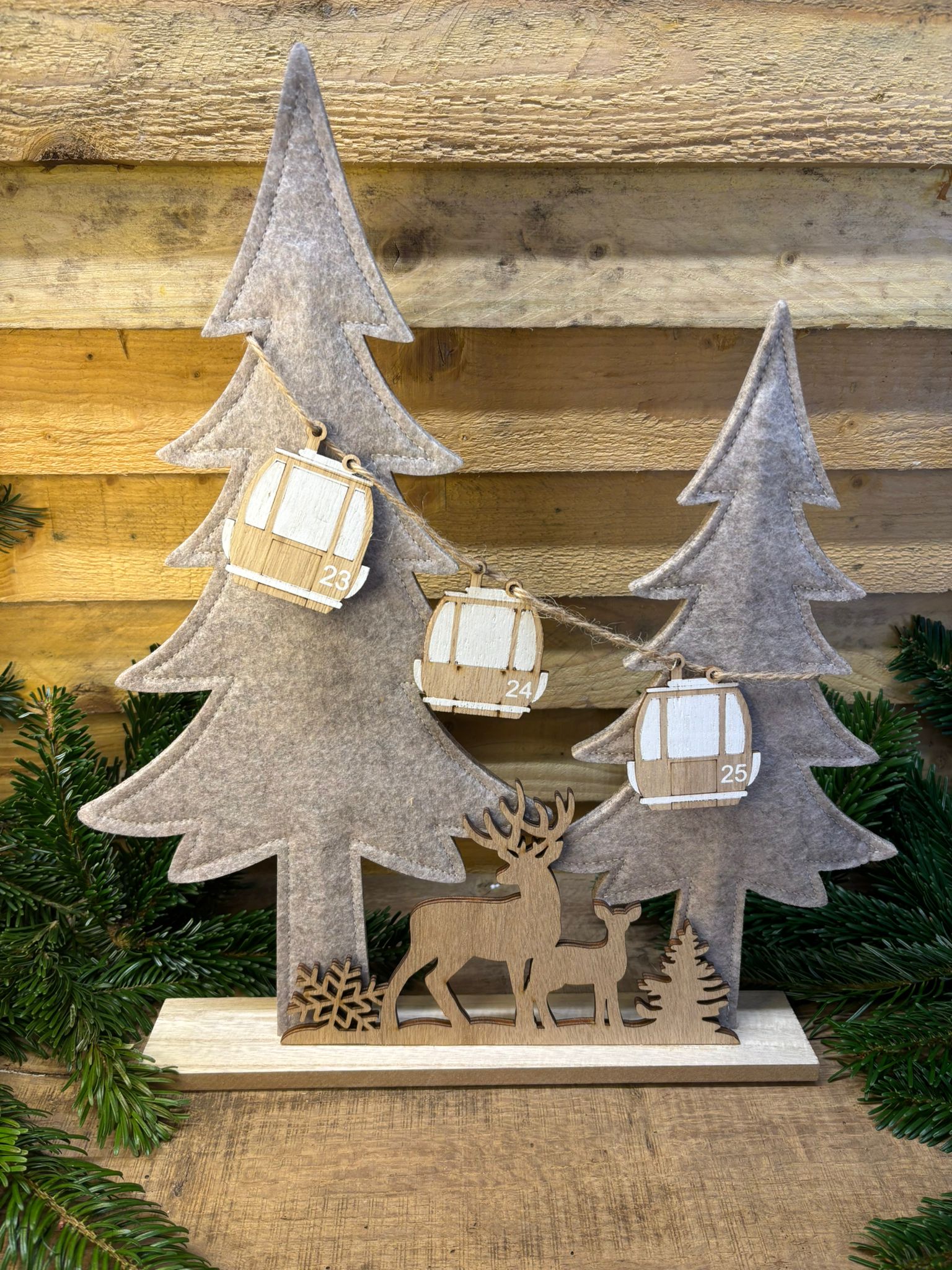 Sapins et télécabine avec cerf en feutrine et bois (34x40x5cm)