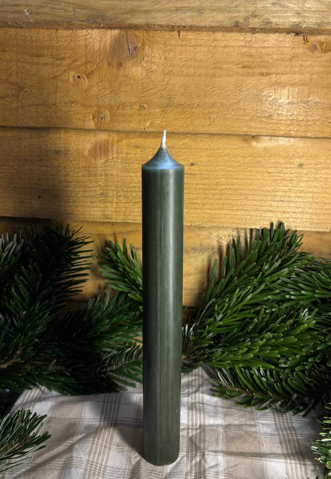 Bougie Tige “Vert Pin” – Teintée dans la masse (H 18 cm)