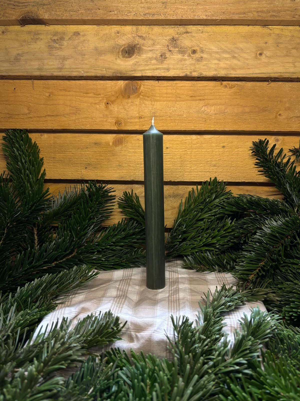 Bougie Tige “Vert Pin” – Teintée dans la masse (H 18 cm)