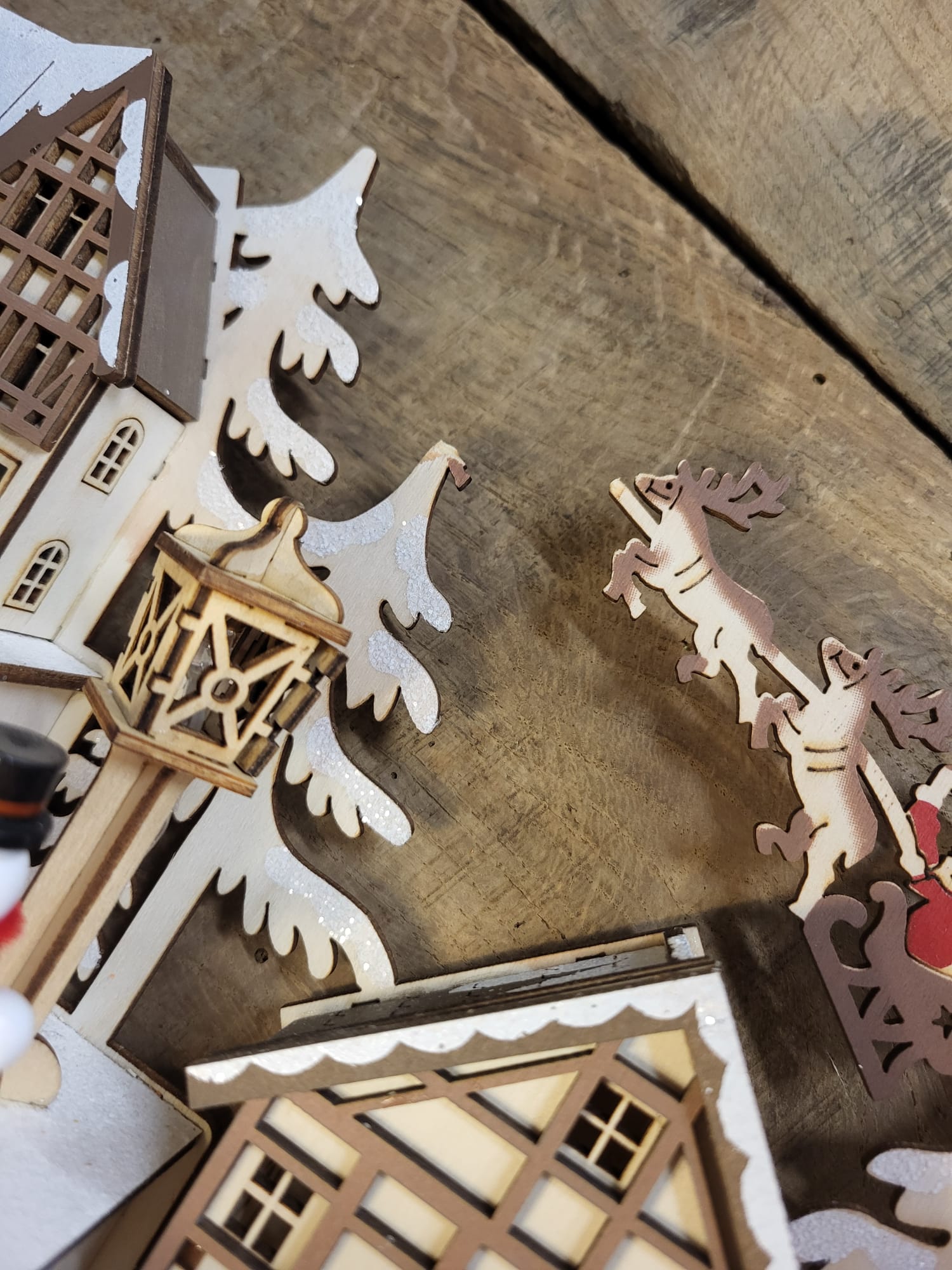 IMPARFAIT Calendrier de l’Avent lumineux en bois avec LED – Décor d’hiver (38x34x10 cm)