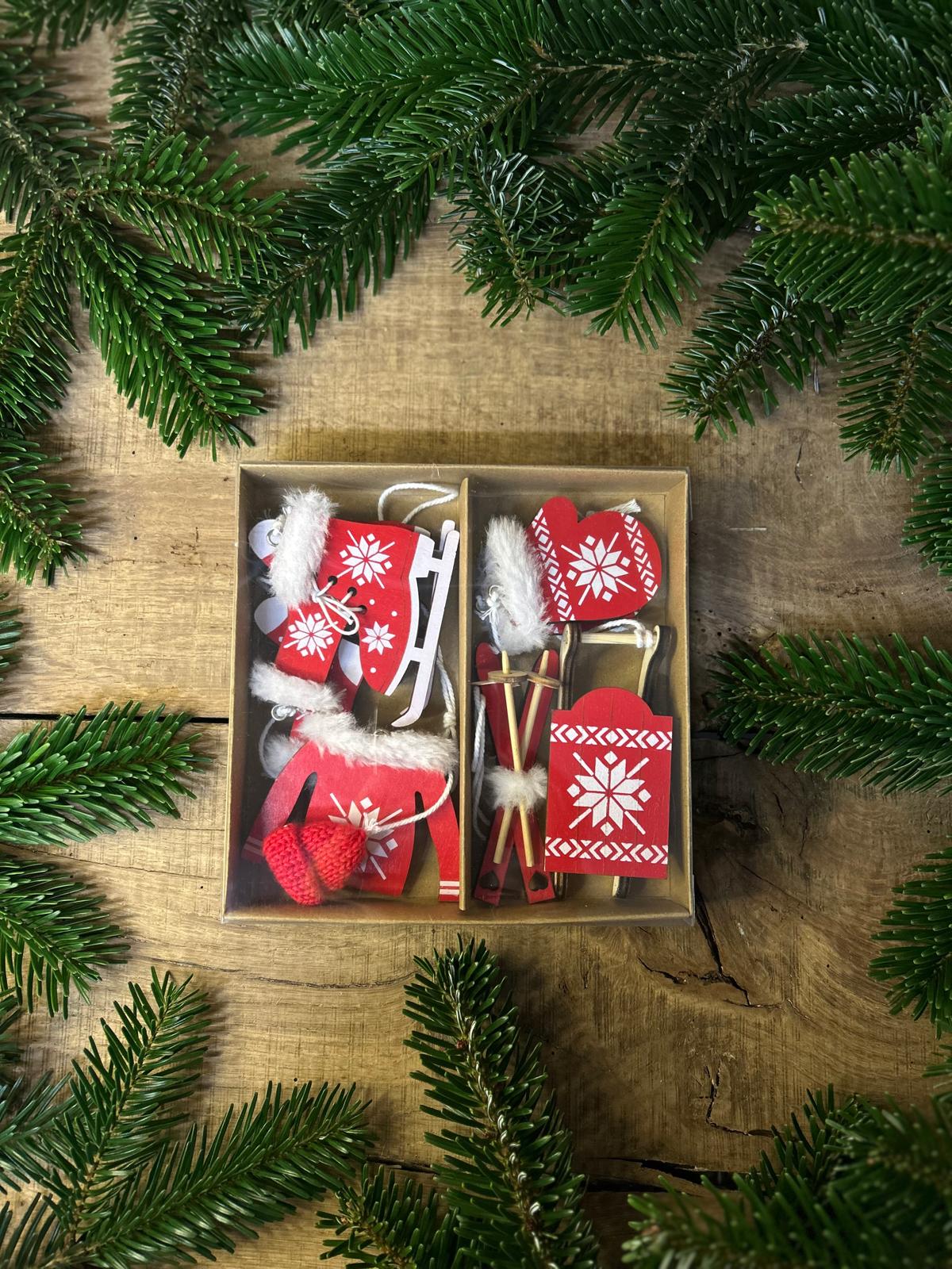 Suspensions de Noël en bois rouge (luge, skis, patins, accessoires) set de 6